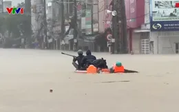 Nhiều nơi ở Khánh Hòa ngập sâu, nước chảy xiết, người dân liên tục cầu cứu