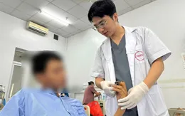 Cứu bàn tay bị lóc da, giữ chức năng cho nam thanh niên 18 tuổi