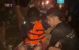 Trắng đêm ứng cứu người dân vùng ngập sâu ở Khánh Hòa