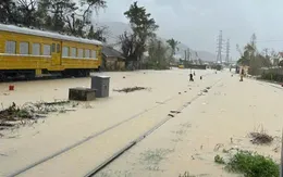 Lũ lụt gây tê liệt đường sắt, hơn 2.000 hành khách mắc kẹt