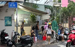 Khánh Hòa: Cúp nước kéo dài, bà con chia sẻ nước sinh hoạt trong mưa lũ