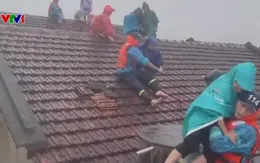 Dỡ mái ngói, cứu người dân vùng ngập sâu ở Đắk Lắk bằng mọi cách