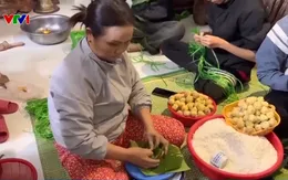 Người dân TP Huế gói bánh chưng, gom thực phẩm, chăn màn cứu trợ người dân vùng lũ