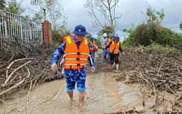 Những bước chân đi về phía nhân dân giữa mưa lũ