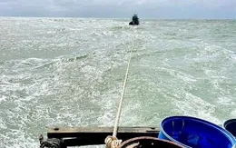 Cứu 4 ngư dân tàu cá bị chìm ở Cà Mau