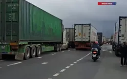 Quốc lộ 1 qua Khánh Hòa ùn tắc 20km, nhiều tài xế mắc kẹt đến 3 ngày
