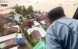 Trực thăng quân đội bay vào vùng lũ Đắk Lắk thả hàng cứu trợ người dân