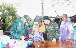 Quân khu 5 vượt dòng lũ xiết hỗ trợ bà con bị cô lập suốt 3 ngày ở Đắk Lắk