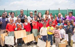 Phu nhân Thủ tướng thăm và tặng quà người dân khu Tsakane ở Nam Phi