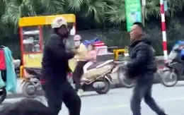 Người đàn ông đánh gục người đi đường giữa phố Hà Nội