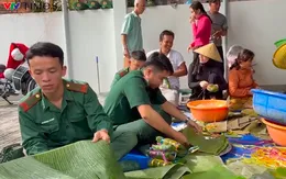 TP Hồ Chí Minh: Bộ đội Biên phòng cùng người dân gói bánh gửi tặng đồng bào vùng lũ
