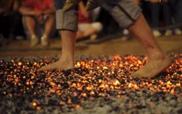 Khám phá tục lệ đi chân trần trên than hồng của người Hy Lạp