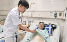 Tự chữa thuốc nam, người đàn ông 61 tuổi suýt mất mạng vì khối u 13kg