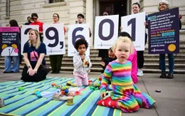 Nguyên nhân khiến 1/3 trẻ em Anh sống trong cảnh nghèo đói