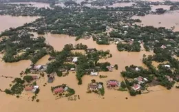 Gần 2.000 trường phải nghỉ học vì lũ, Bộ GD&ĐT cấp SGK miễn phí