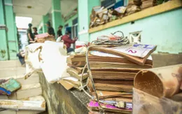 Lũ rút để lại trường lớp hoang tàn, sách vở học sinh hư hỏng hàng loạt