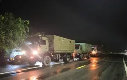 Quân đội xuyên đêm đưa hàng cứu trợ đến vùng lũ