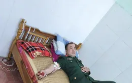 Nhân viên quân y hiến máu cứu bệnh nhân nguy kịch