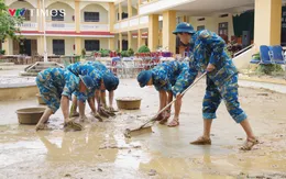 Chiến sĩ phòng không - không quân lội bùn, hỗ trợ bà con vùng lũ Khánh Hòa