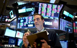 Phố Wall rực sắc xanh