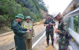 Phá nổ đất đá sạt lở, mở đường tại đèo Khánh Lê