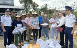 Cảnh sát biển 3 phối hợp trao hàng nghìn suất quà hỗ trợ đồng bào vùng lũ
