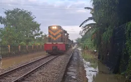 Đường sắt Bắc - Nam thông tuyến sau nhiều ngày tê liệt do mưa lũ
