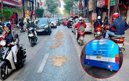 Dầu máy loang dài gần 1km trên phố Khâm Thiên gây mất an toàn giờ cao điểm