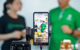 Chủ shop bán hàng online lao đao trước "phí chồng phí"