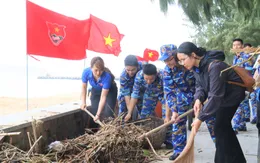 Học viện Hải quân xung kích làm sạch môi trường biển sau lũ
