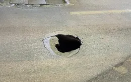 Hố sụt trên đường Khương Đình do vỡ cống thoát nước