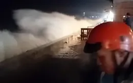 Sóng biển cao 4-5m làm sạt lở kè ở Lâm Đồng, nhiều hàng quán di dời tài sản trong đêm