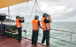 Khánh Hòa: Sóng lớn đánh chìm tàu cá đang chạy vào bờ, 2 người mất tích