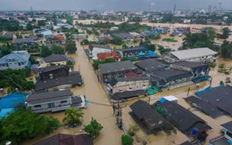 Một gia đình Thái Lan sống sót giữa trận lũ lịch sử nhờ bám trụ vào đồ đạc