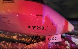 Máy bay trượt khỏi đường băng bị đóng băng vì tuyết rơi dày