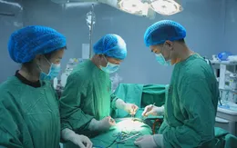 Vòng tránh thai "đi lạc" xuyên vào lòng đại tràng bệnh nhân