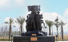 Trưng bày cụm tượng Tình đoàn kết hữu nghị Việt Nam - Lào tại Bảo tàng Lịch sử Quân sự Việt Nam