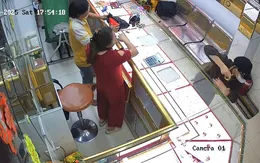 Thanh niên cướp 3 chỉ vàng, cầm dao dọa tự sát khi bị cảnh sát truy đuổi