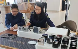 Tạm giữ hàng chục chiếc iPhone cũ nhập lậu