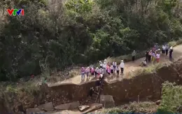 Đắk Lắk bắc thang tạo lối đi đưa trẻ vùng sạt lở tới trường