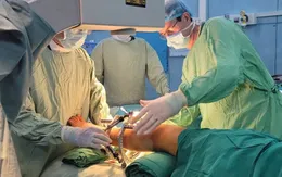 Phẫu thuật kéo dài chi cho trẻ thiểu sản xương mác