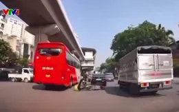 Phóng nhanh phanh gấp, thanh niên đi xe máy ngã văng, lộn xoay vòng