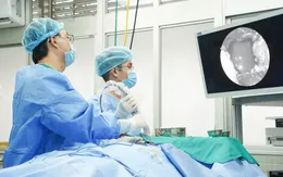 Lần đầu tiên tại Việt Nam: Phẫu thuật u tuyến yên khổng lồ bằng hệ thống 4K - ICG