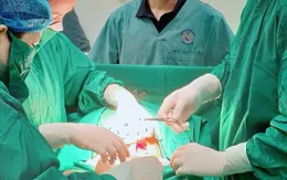 Mổ lấy thai nặng 4,3kg kèm bóc u buồng trứng hai bên