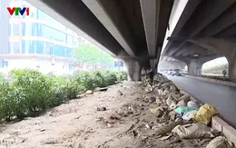 Rác thải vứt la liệt, chất đống dưới tuyến đường Vành đai 3