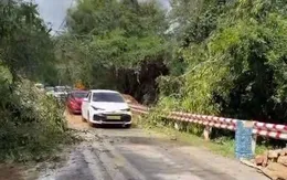 Lâm Đồng: Khai thông tạm thời đèo Gia Bắc, hơn 20 ô tô mắc kẹt đưa ra khỏi khu vực sạt lở