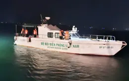 Cứu sống 2 ngư dân bị chìm thuyền tại cửa Gianh, Quảng Trị