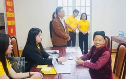 Người dân vùng lũ phấn khởi khi nhận 3 tháng lương hưu, trợ cấp BHXH