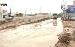 Đường xuống cấp biến thành bãi lầy sau mưa, nhiều xe sập hố, nổ lốp