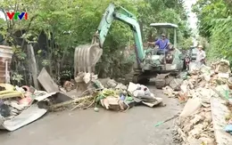 Hàng tấn rác thải ứ đọng sau lũ, người dân Khánh Hòa chung tay thu dọn